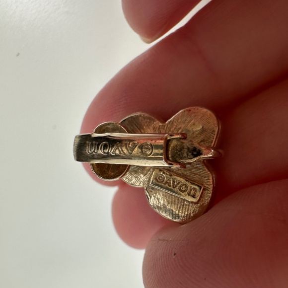 VTG Signed Avon Gold Tone Faux 3 Stone Cabochon Stud Earrings - Picture 5 of 5